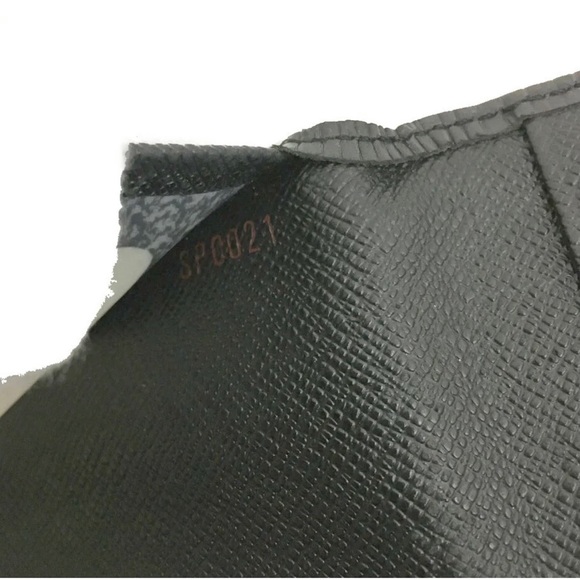 Louis Vuitton Epi Porte 2 cartes Vertical Leather
Pass Card Case - Picture 8 of 8